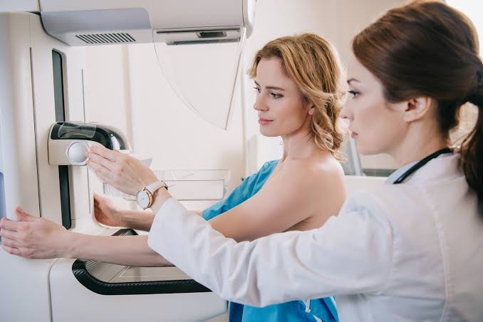 Mulheres devem esperar 4 semanas após a vacinação para fazerem mamografia