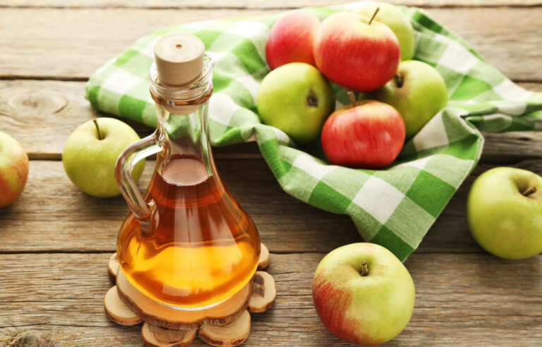 3 razões para evitar o uso do vinagre de maçã no rosto