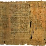 Como os povos do Egito criavam as folhas do papiro?