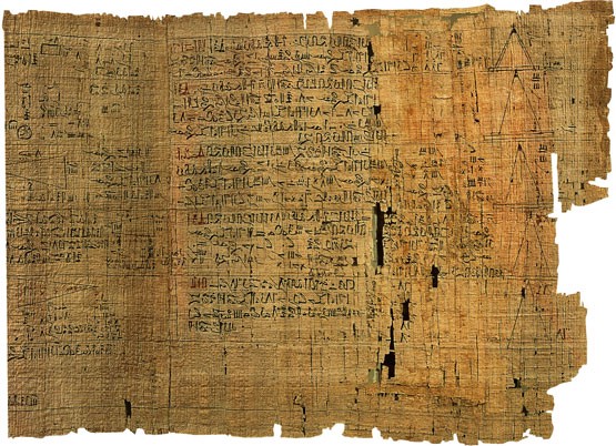 Como os povos do Egito criavam as folhas do papiro?