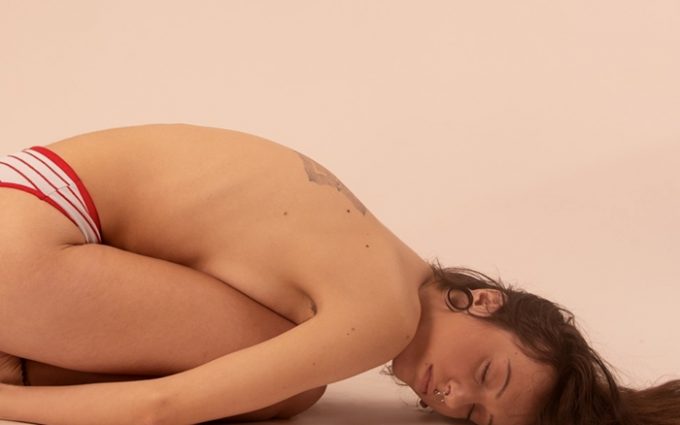 4 massagens orientais que prometem aliviar a TPM e as cólicas menstruais