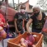 Mães de alunos de escola pública se unem para doar alimentos a famílias sem renda