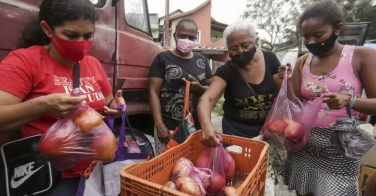 Mães de alunos de escola pública se unem para doar alimentos a famílias sem renda