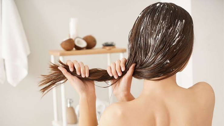Mito ou verdade: óleo de coco ajuda o cabelo crescer?