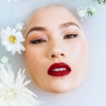 Aprenda a fazer sua própria maquiagem com elementos naturais