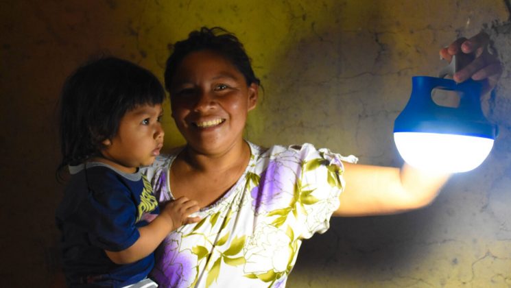 580 lâmpadas solares são doadas a comunidades indígenas isoladas