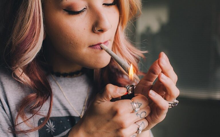 Mulheres que fumam maconha tem mais chance de ter orgasmos satisfatórios