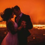 Casal aventureiro tem suas fotos capturadas ao lado de um vulcão