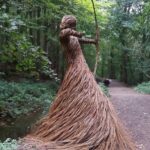 Artista cria esculturas cativantes feitas de galhos de árvores