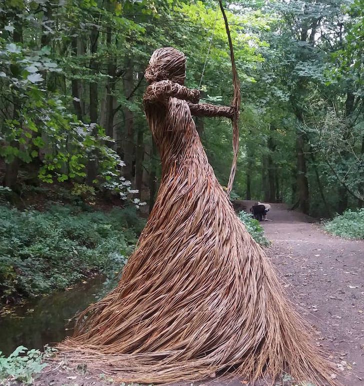 Artista cria esculturas cativantes feitas de galhos de árvores