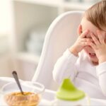 Por que o bebê cospe a comida