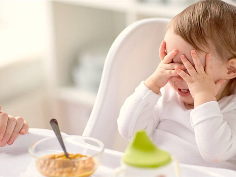 Por que o bebê cospe a comida