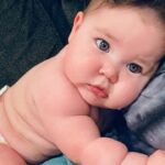 Bebê chama a atenção por onde passa