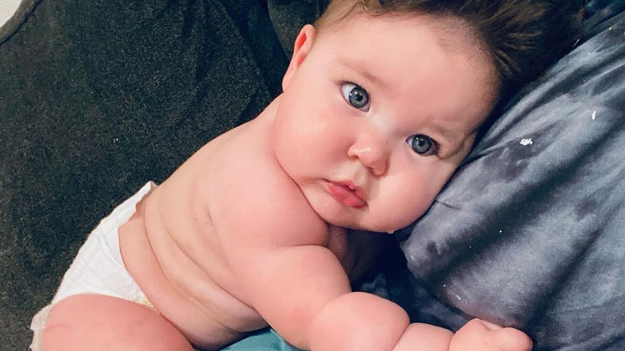 Bebê chama a atenção por onde passa