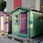 Mulheres constroem vila de mini-casas