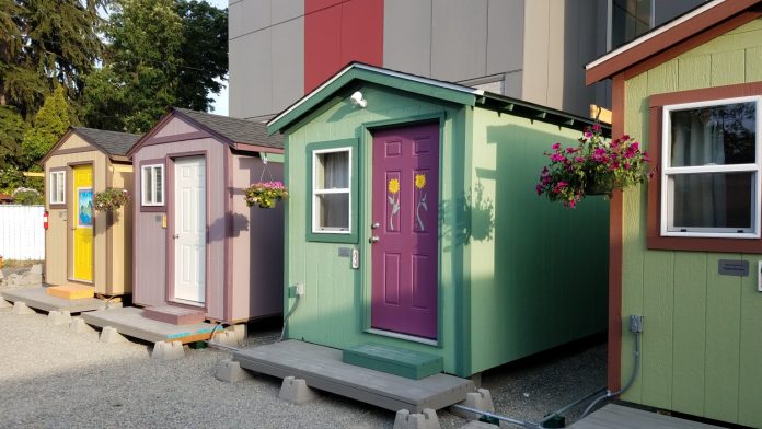 Mulheres constroem vila de mini-casas