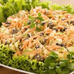 Salada fria com batata frita