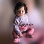 Bebê chama a atenção ao nascer ‘cabeluda’