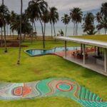 Casa tem 800m² de teto verde que capta água da chuva