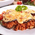 Lasanha de berinjela: receita com molho de tomate caseiro