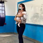 Professora segura bebê de aluna para ela estudar e foto viraliza