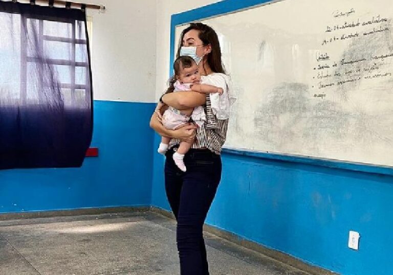 Professora segura bebê de aluna para ela estudar e foto viraliza