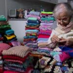 Idosa já produziu mil cachecóis para ajudar pessoas que vivem na rua