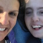 Mãe se torna enfermeira para cuidar da filha com doença rara