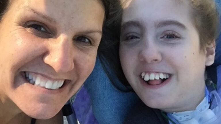 Mãe se torna enfermeira para cuidar da filha com doença rara