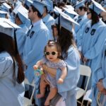 Mãe chama a atenção ao receber diploma de formatura com sua filha no colo