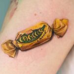 Mulher que tatuou Caribe ganha 10 kg do bombom