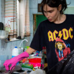 A modelo que limpa a casa de pessoas com depressão