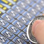 Mulher compra bilhete da loteria por engano e ganha R$ 40 milhões