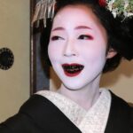 Por que as japonesas pintavam seus dentes de preto?
