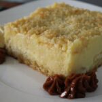 Torta de banana com farofa de paçoca