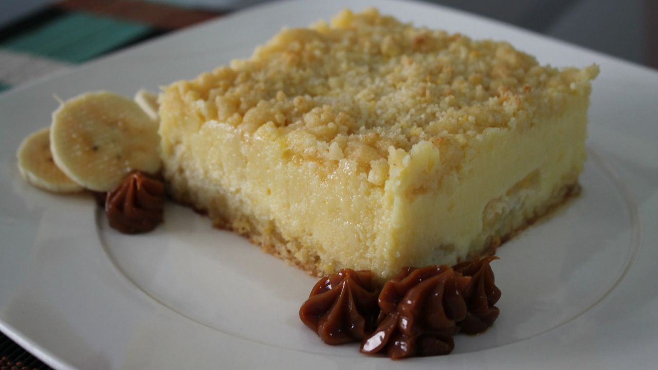Torta de banana com farofa de paçoca