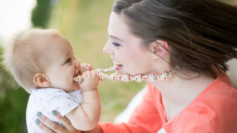 Quando os bebês começam a dentição e quanto tempo dura?