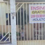 Professora aposentada abre sua casa para alfabetizar adultos de graça