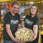 Casal que começou cozinhando em trailer