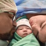 Em cesariana humanizada, mãe traz Beatriz ao mundo com as próprias mãos