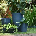 Calças jeans recicladas viram vasos para o jardim e varanda