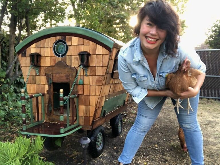 Ela construiu um galinheiro inspirado nos contos de fadas