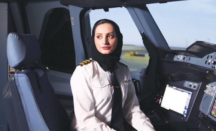 Conheça a 1ª mulher comandante de avião dos Emirados Árabes