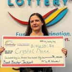 Mulher ganha R$ 800 mil na loteria e distribui para desconhecidos