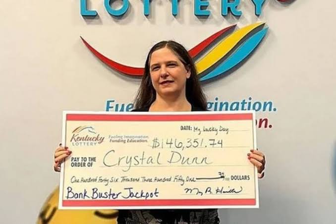 Mulher ganha R$ 800 mil na loteria e distribui para desconhecidos