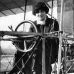Conheça a primeira mulher a pilotar um avião sozinha