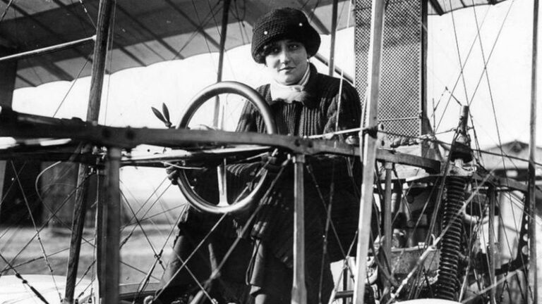 Conheça a primeira mulher a pilotar um avião sozinha