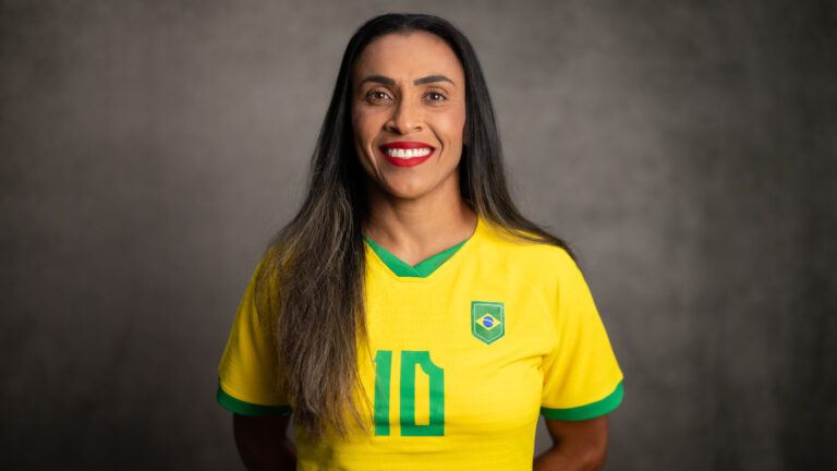 Marta ganha estátua ao lado de Pelé