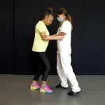Chip implantado na coluna faz mulher paralisada voltar a andar