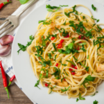 Macarrão alho e óleo: receitas que vão te salvar quando a fome bater